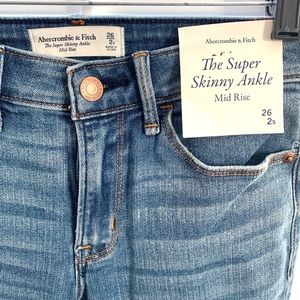 A&F: Skinny ankle mid-rise jeans 26short